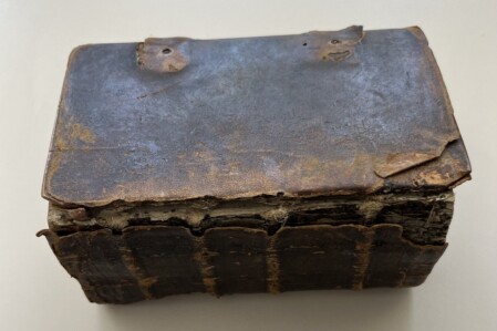 Der Einband der Berenberg-Bibel (2. Auflage, 1748) muss restauriert werden, bevor die Bibel der Öffentlichkeit gezeigt werden kann.