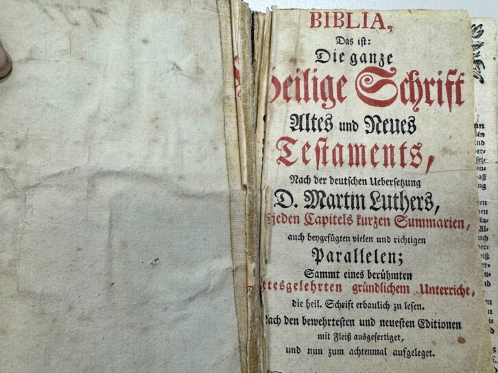 Der Blick in die Berenberg-Bibel des Kirchenkreises, erschienen im Jahr 1774 in Lauenburg.
