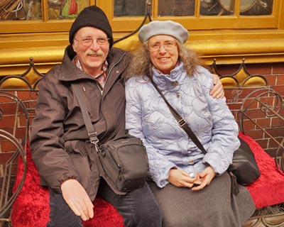 London, Manfred Maronde und Claudia Tanck auf Bank (bereist 2018, netter unbekannter Fotograf) London, Manfred Maronde und Claudia Tanck auf Bank (bereist 2018, netter unbekannter Fotograf)