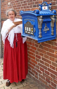 Claudia Tanck am blauen Briefkasten in Lauenburg Claudia Tanck am blauen Briefkasten in Lauenburg