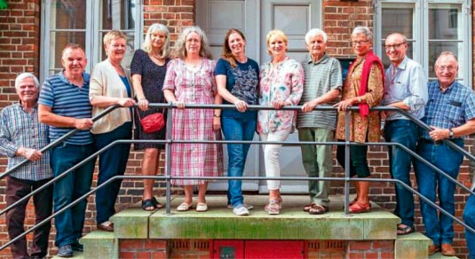 Lauenburger Stadtführer auf Museumstreppe im Sommer Lauenburger Stadtführer auf Museumstreppe im Sommer