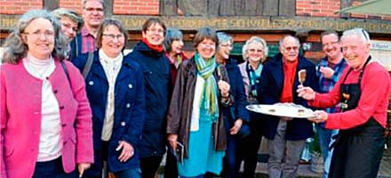 Lauenburger Stadtführer vor Fachwerkhaus im Winter Lauenburger Stadtführer vor Fachwerkhaus im Winter