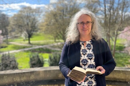 Dr. Claudia Tanck mit Berenberg-Bibel