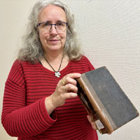 Dr. Claudia Tanck mit Berenberg-Bibel